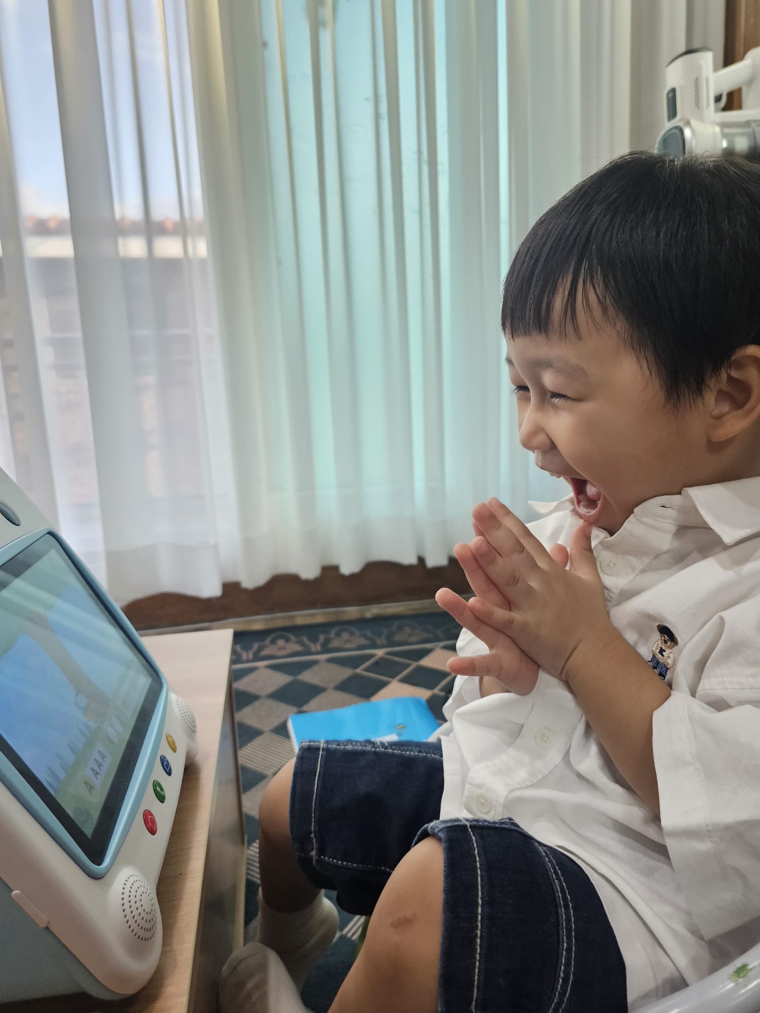 Belajar jadi menyenangkan bersama tablet interaktif Wink dengan konten edukasi dan permainan interaktif