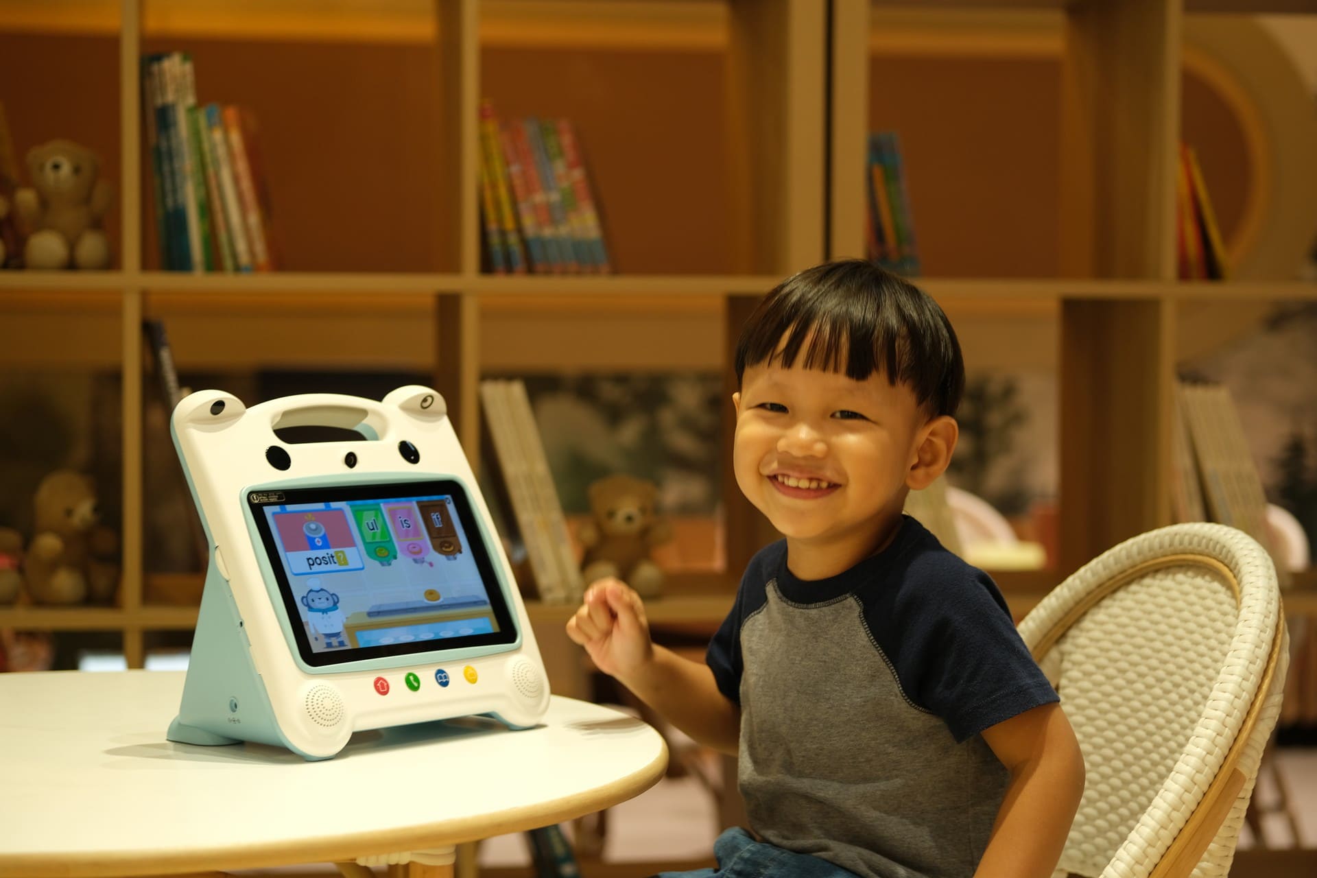 ilustrasi Fun learning dengan Tablet interaktif dari Wink